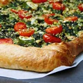 Tarta francuska ze szpinakiem, cukinią i pomidorkami