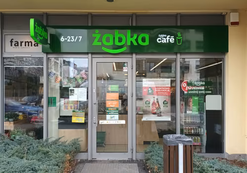 Żabka zaskoczyła nową, nietypową usługą! Klienci mogą zabrać do sklepu za długie spodnie i zepsuty zamek