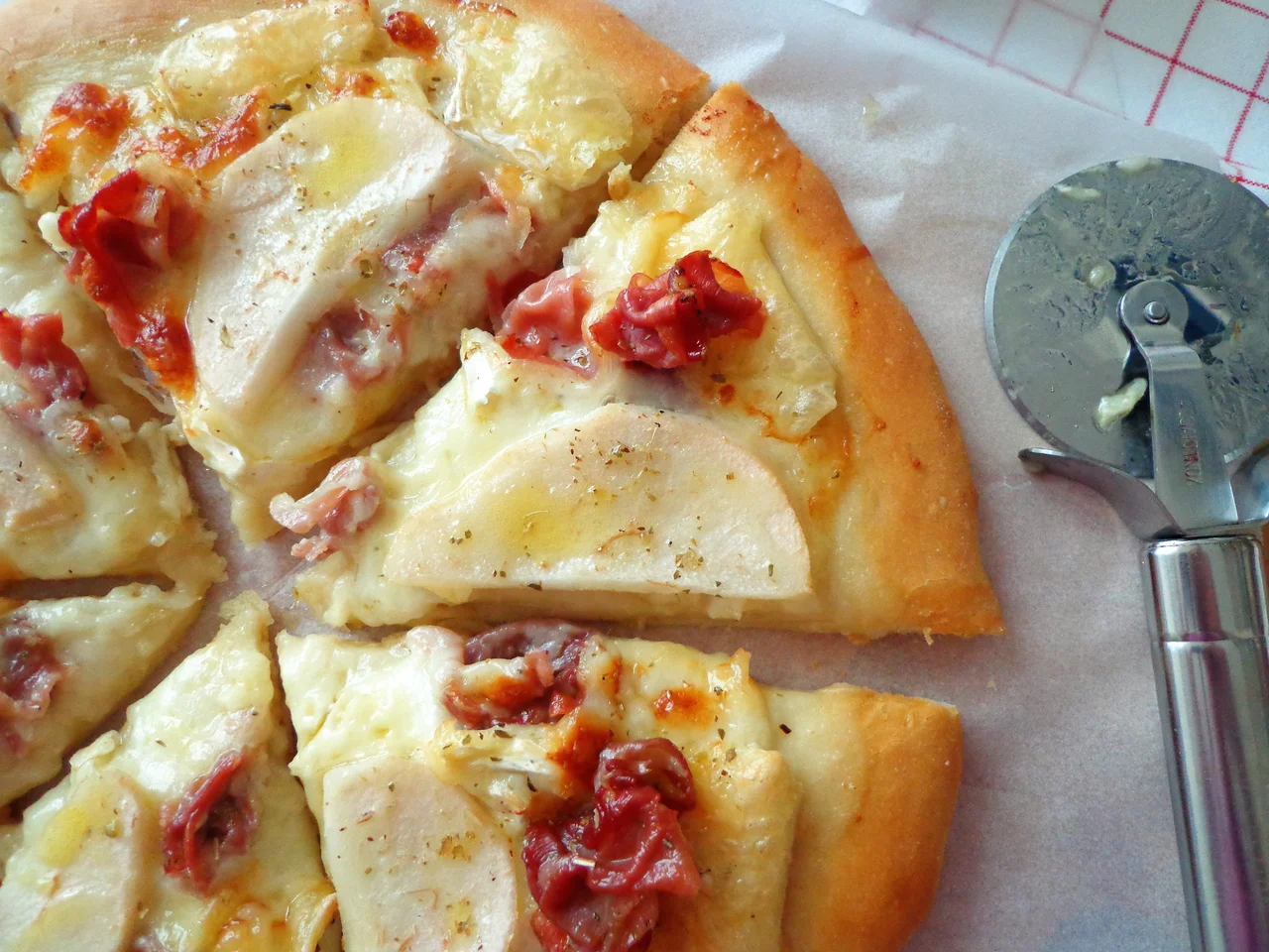 WORLD PIZZA DAY! Pizza z wędzoną szynką, serem brie i gruszką