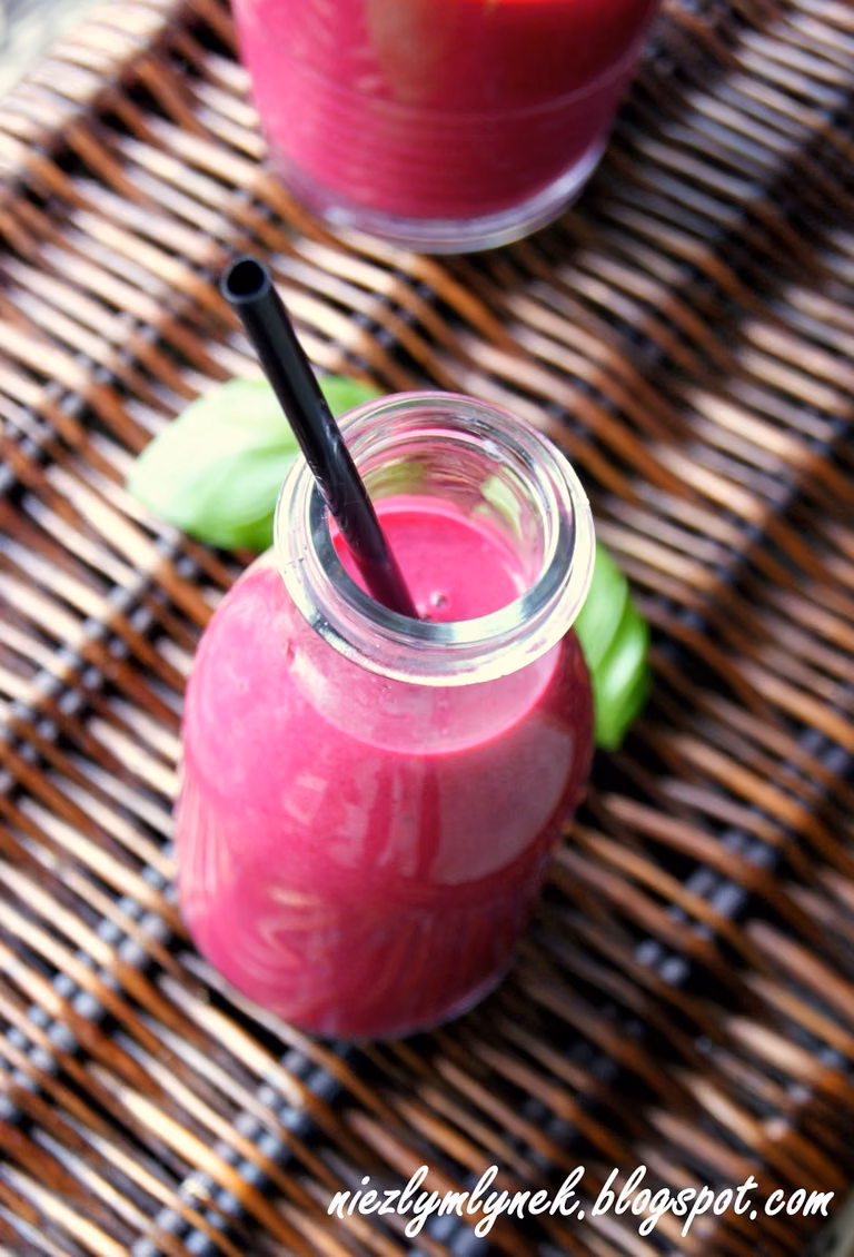 Shake z pieczonego buraka z bananem na maślance
