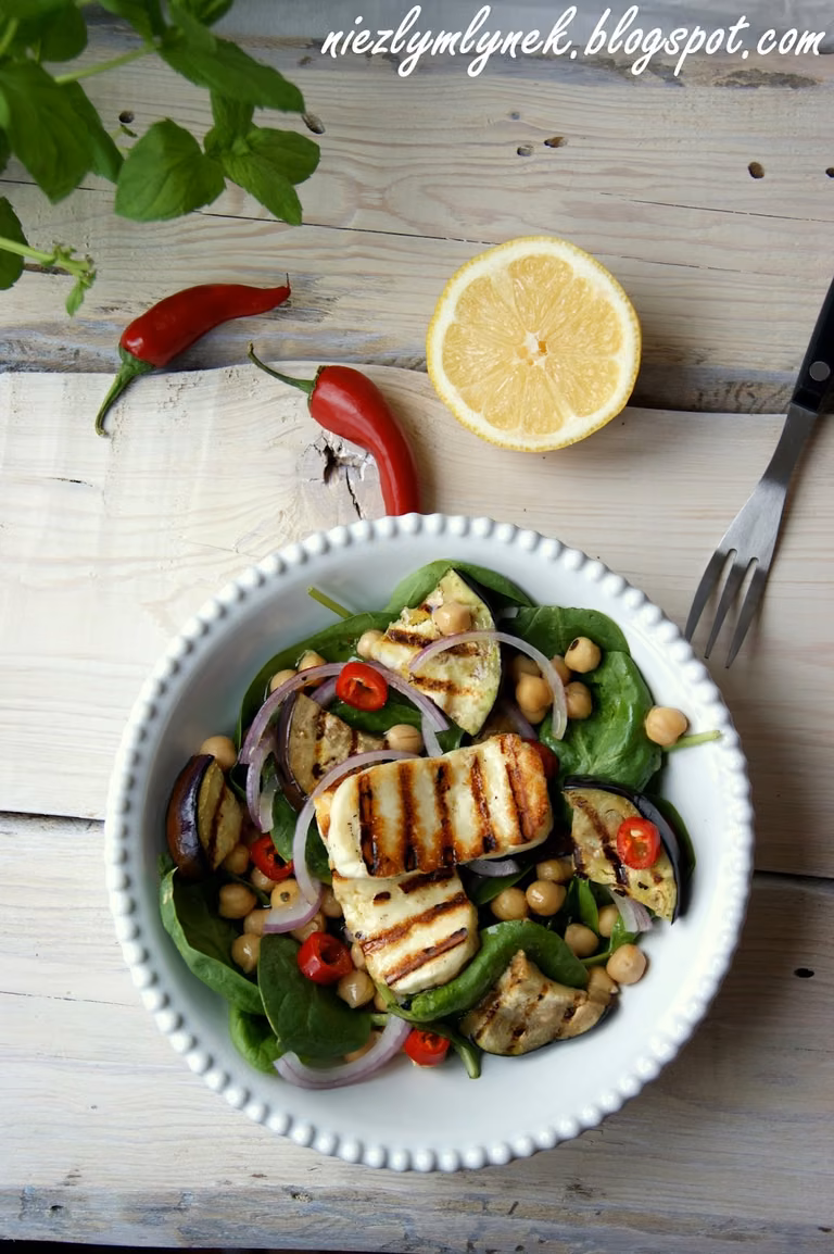 Sałatka chilli z grillowanymi warzywami i halloumi