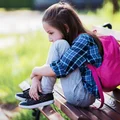 10 Znaków, że Twoje Dziecko Ukrywa Problem z Samooceną. Numer 6 Cię Zaskoczy!