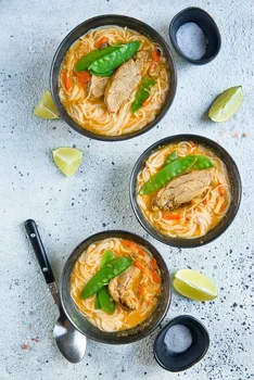 Zupa curry z polędwiczką wieprzową i makaronem ryżowym