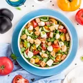 Panzanella, czyli sałatka z pomidorami, grzankami i mozzarellą