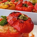 Papryka faszerowana z pomidorowym sosem