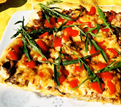 Domowa pizza z grzybami leśnymi i mięsem