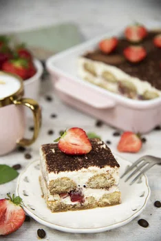Ciasto tiramisu z truskawkami