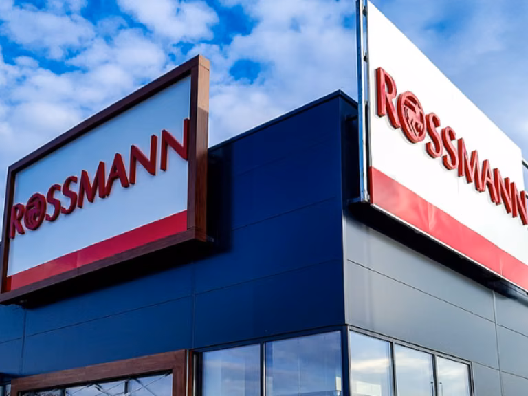 Rossmann wycofuje kosmetyki influencerów! Wydano oświadczenie