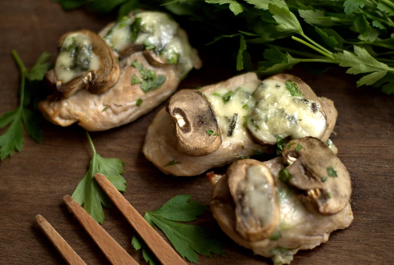 Polędwiczki z pieczarkami i serem gorgonzola