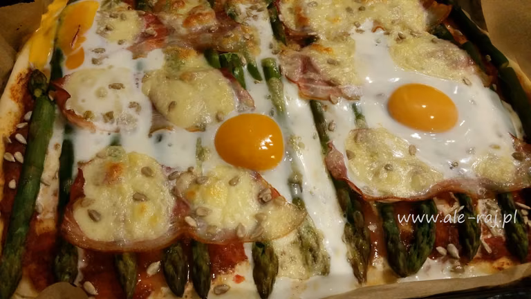 Pizza ze szparagami i jajem sadzonym