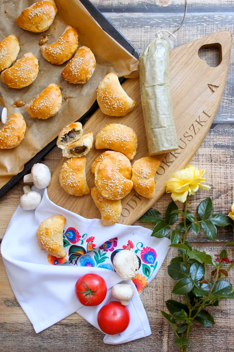 Pierożki drożdżowe z pasztetową i pieczarkami