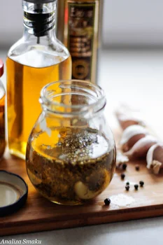 Czosnek marynowany w oliwie
