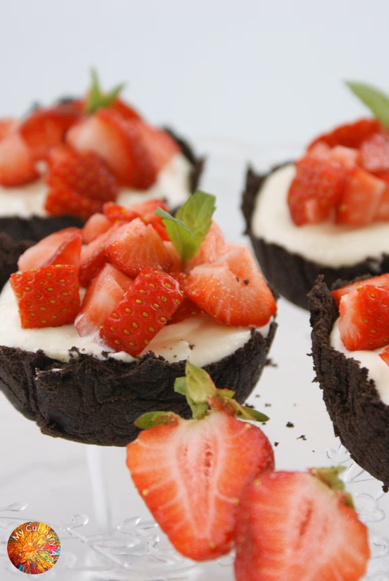 Babeczki Oreo z białą czekoladą i truskawkami - bez pieczenia!