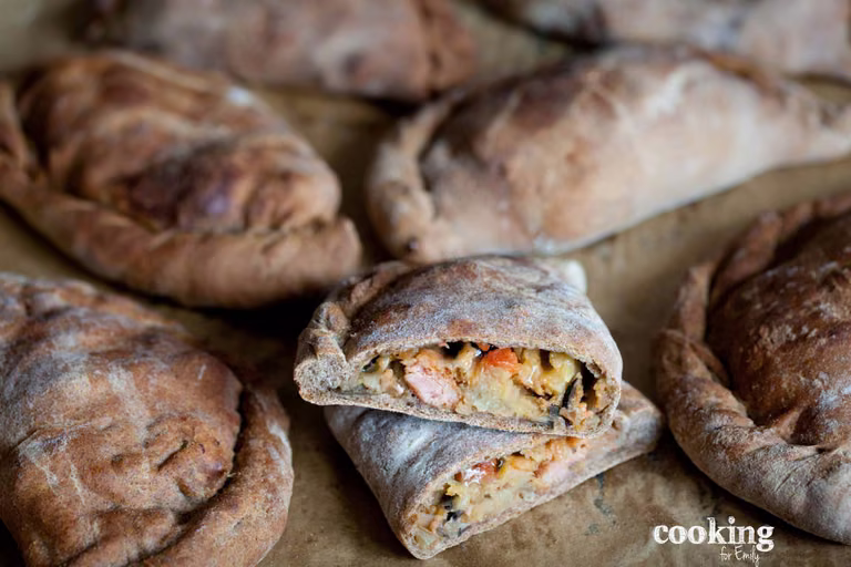 CALZONE Z BAKŁAŻANEM, CEBULĄ I KIEŁBASĄ