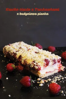 Szybkie, kruche ciasto z truskawkami i budyniową pianką