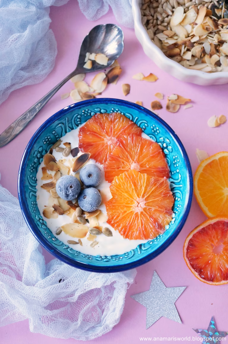 Pomysł na szybkie, niebanalne śniadanie: jogurt z pomarańczą