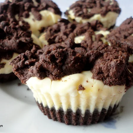 Mini fit serniczki na kakaowym spodzie z kruszonką