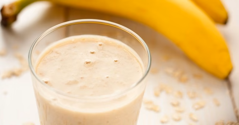 Mroźny i mleczny koktajl bananowy