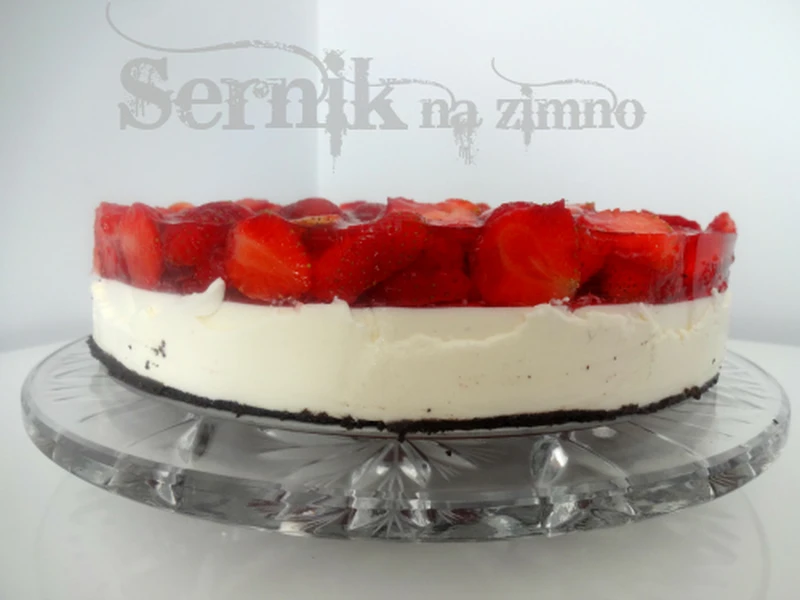 Sernik na zimno z twarogu z truskawkami