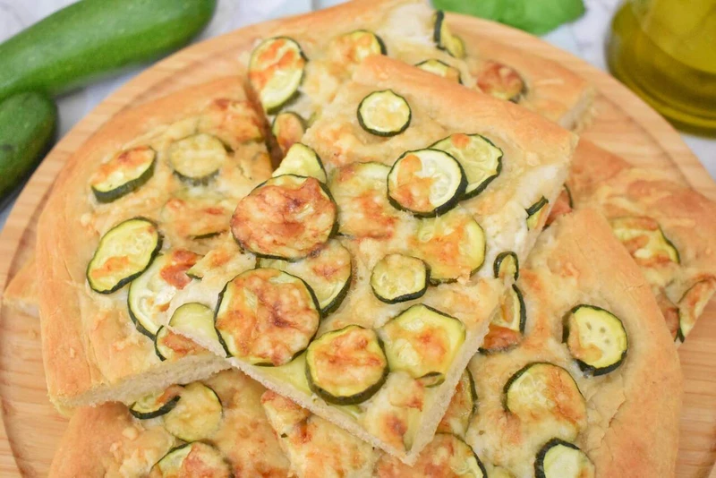 Włoska focaccia z cukinią
