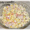 Sałatka z tortellini i szynką