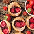 CIASTKA FRANCUSKIE Z TRUSKAWKAMI I NUTELLĄ