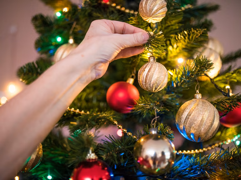 Kiedy powinno się ubrać choinkę? Odpowiedź może cię zaskoczyć!