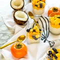 Pudding kokosowy z tapioki z kaki i borówkami