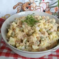 Sałatka jajeczna z kurczakiem wędzonym w sosie majonezowo chrzanowym.