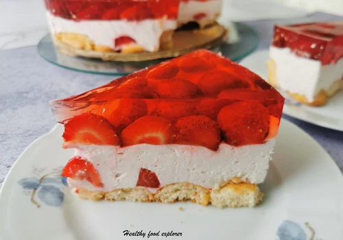 Ciasto bez pieczenia z galaretką i truskawkami