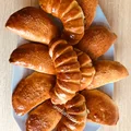 Drożdżówki z serem (rogaliki z powidłami)
