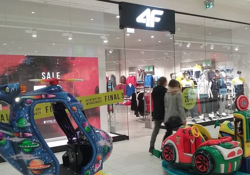 Zwolnienia w popularnej firmie odzieżowej! Polski gigant notuje milionowe straty!