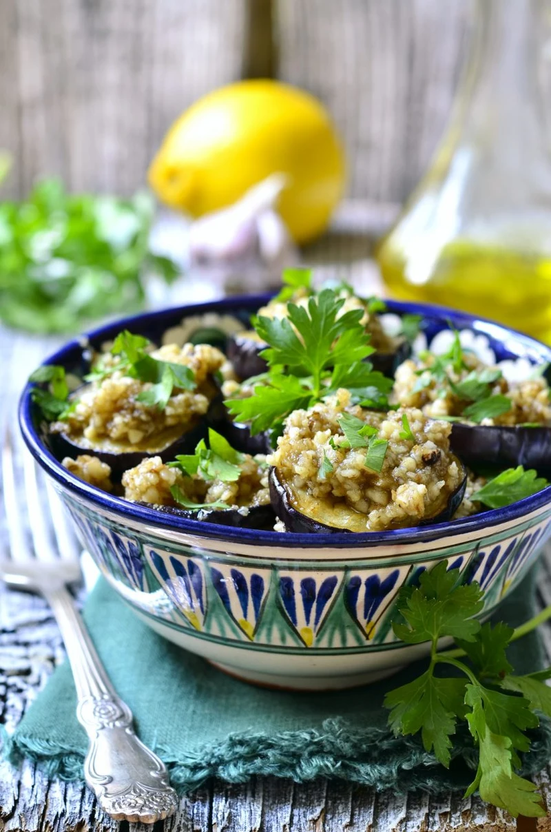 BAKŁAŻAN FASZEROWANY AROMATYZOWANĄ KASZĄ BULGUR