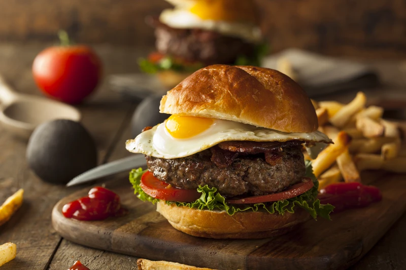 Amerykański burger z sadzonym jajem
