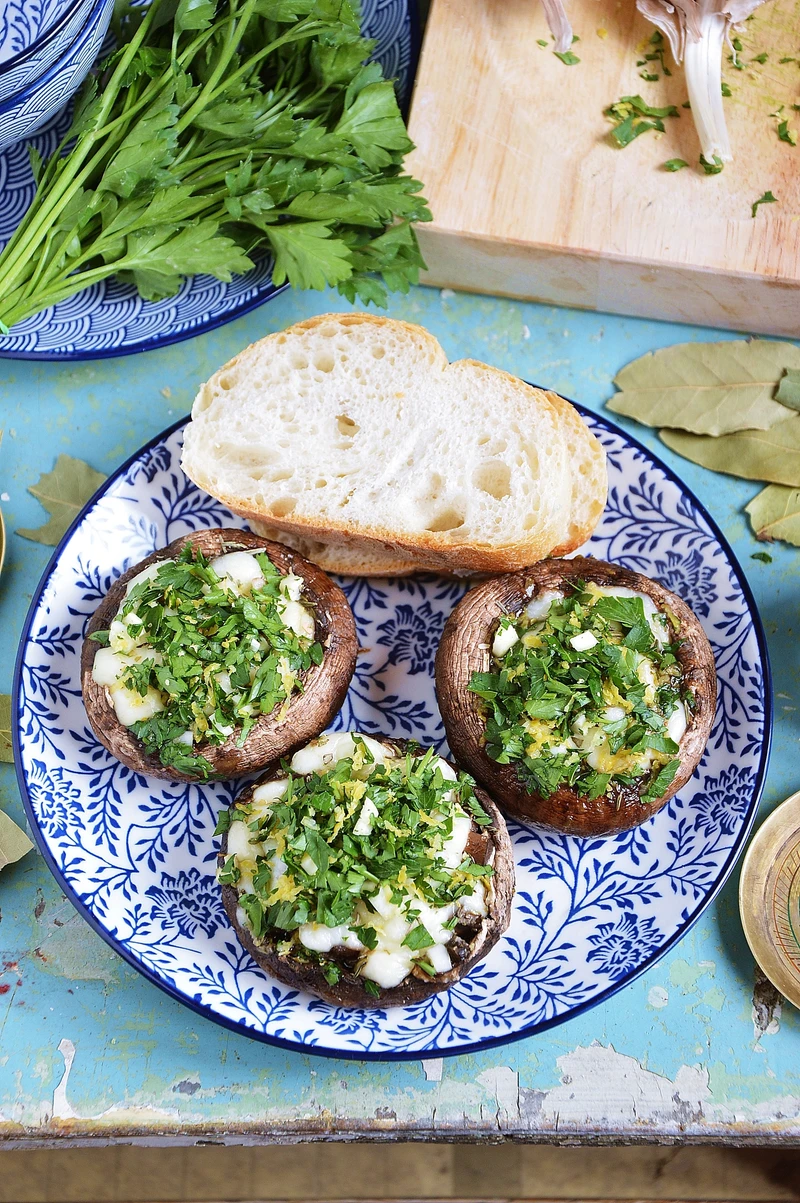 Pieczone portobello z mozzarellą i gremolatą