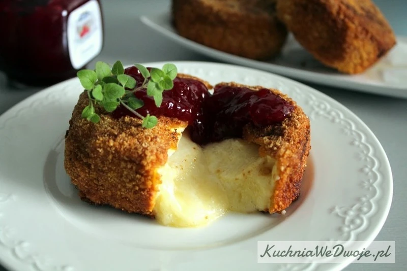 Panierowany Camembert z żurawiną