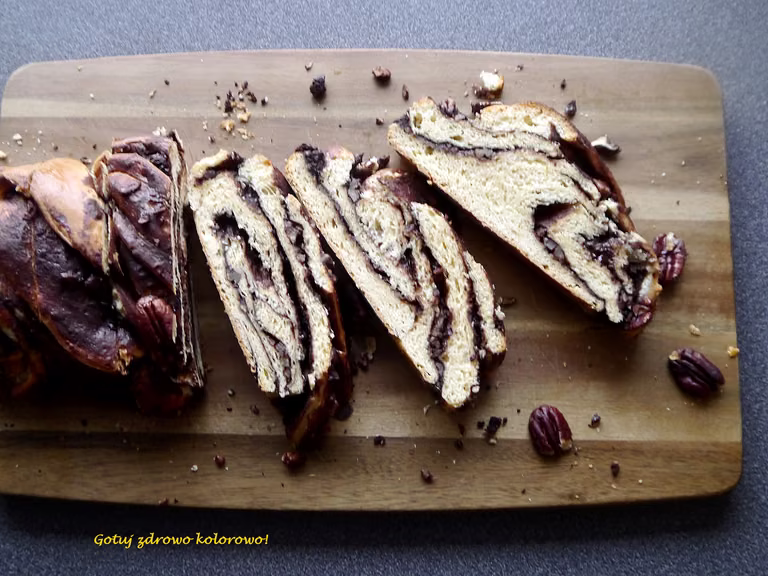 Warkocz drożdżowy z czekoladą i orzechami pekan