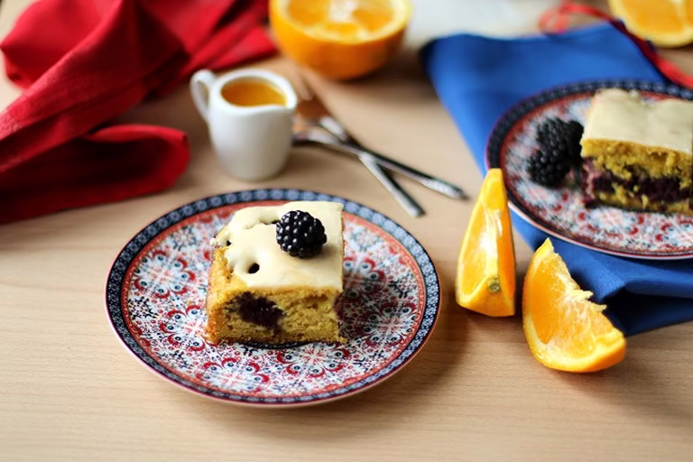 Ciasto pomarańczowe z jeżynami i lukrem