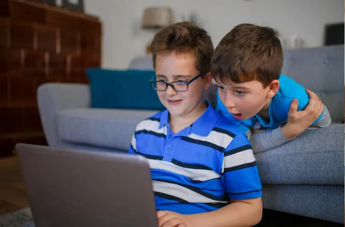 KONIEC z nieodpowiednimi treściami dla dzieci! Nowe prawo ZMIENI internet!
