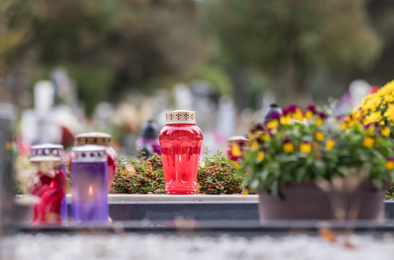 Znicze wokół chryzantem? Nie tylko dla ozdoby – to ma sens!