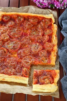 Tarta z ajvarem, salami, pomidorami i mozzarellą