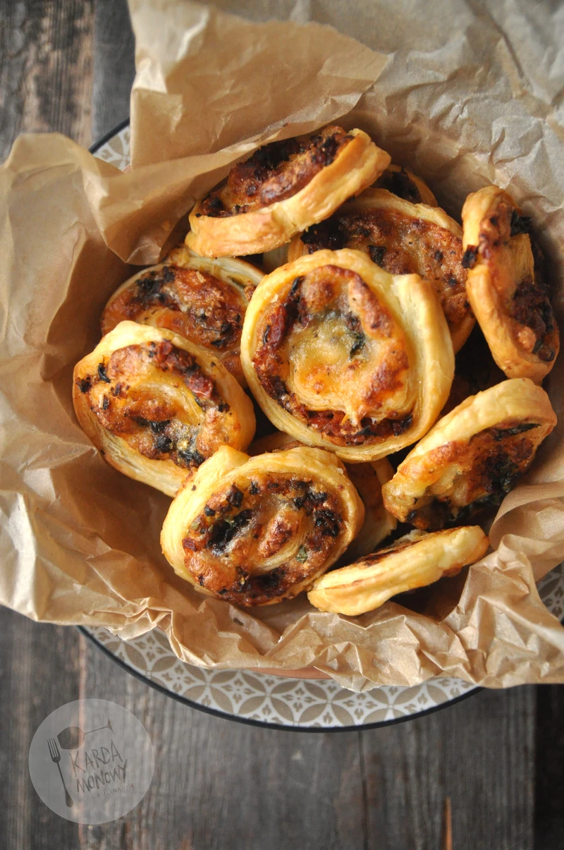 Ślimaki z ciasta francuskiego z mozzarellą, suszonymi pomidorami i oliwkami
