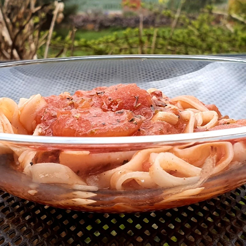 Makaron ryżowy z dorszem w sosie pomidorowym | Iza Misztal