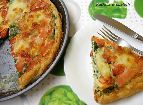 Tarta z wędzonym łososiem, szpinakiem, pomidorami i mozzarellą