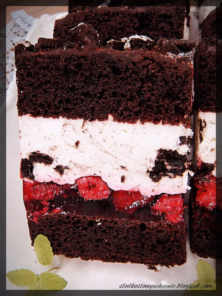 Ciasto czekoladowe z ciasteczkami Oreo i malinami