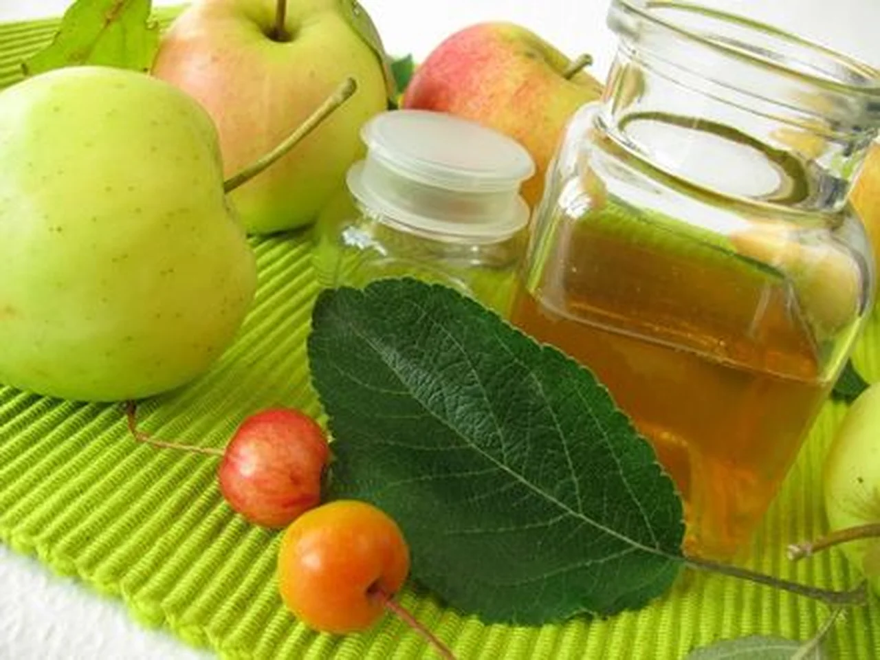 Poznaj niezwykłe właściwości octu jabłkowego, które pomogą w leczeniu problemów skórnych.