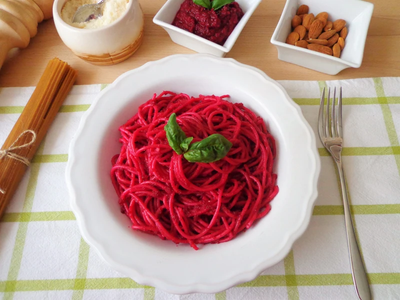 Spaghetti z pesto z buraków