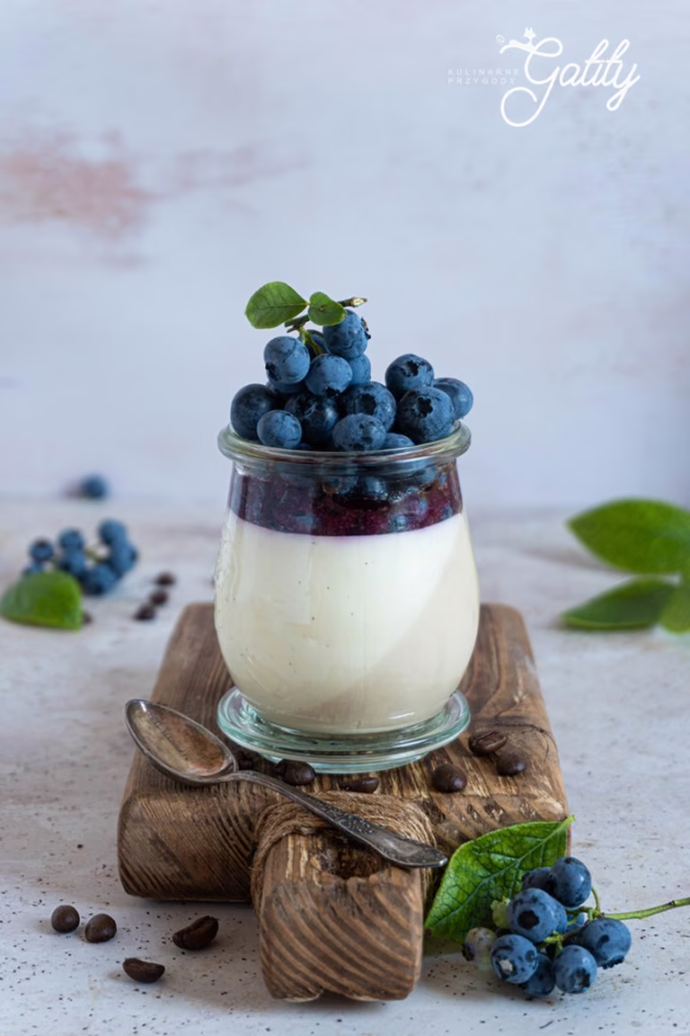Panna cotta caffe latte z borówką amerykańską
