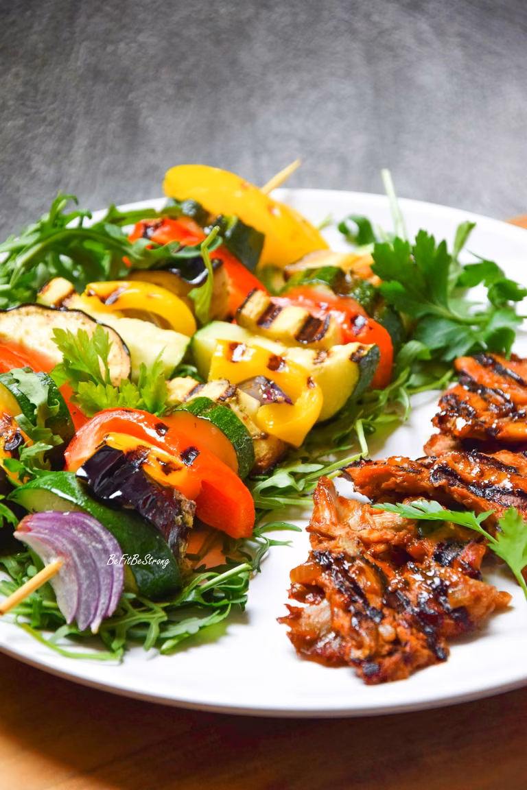 Grillowane szaszłyki warzywne i boczniaki w sosie BBQ FIT