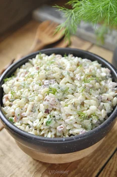 Sałatka z makaronem orzo, wędzonym kurczakiem i ogórkami małosolnymi